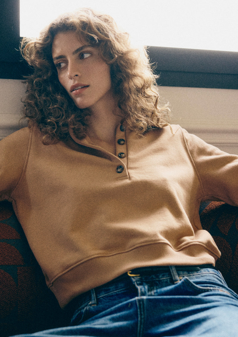 JUST RIGHT POLO SWEATSHIRT IN TOBACCO