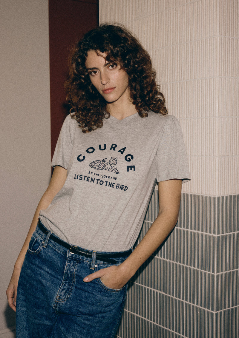 COURAGE. FAIT MAIN T SHIRT IN LIGHT GREY