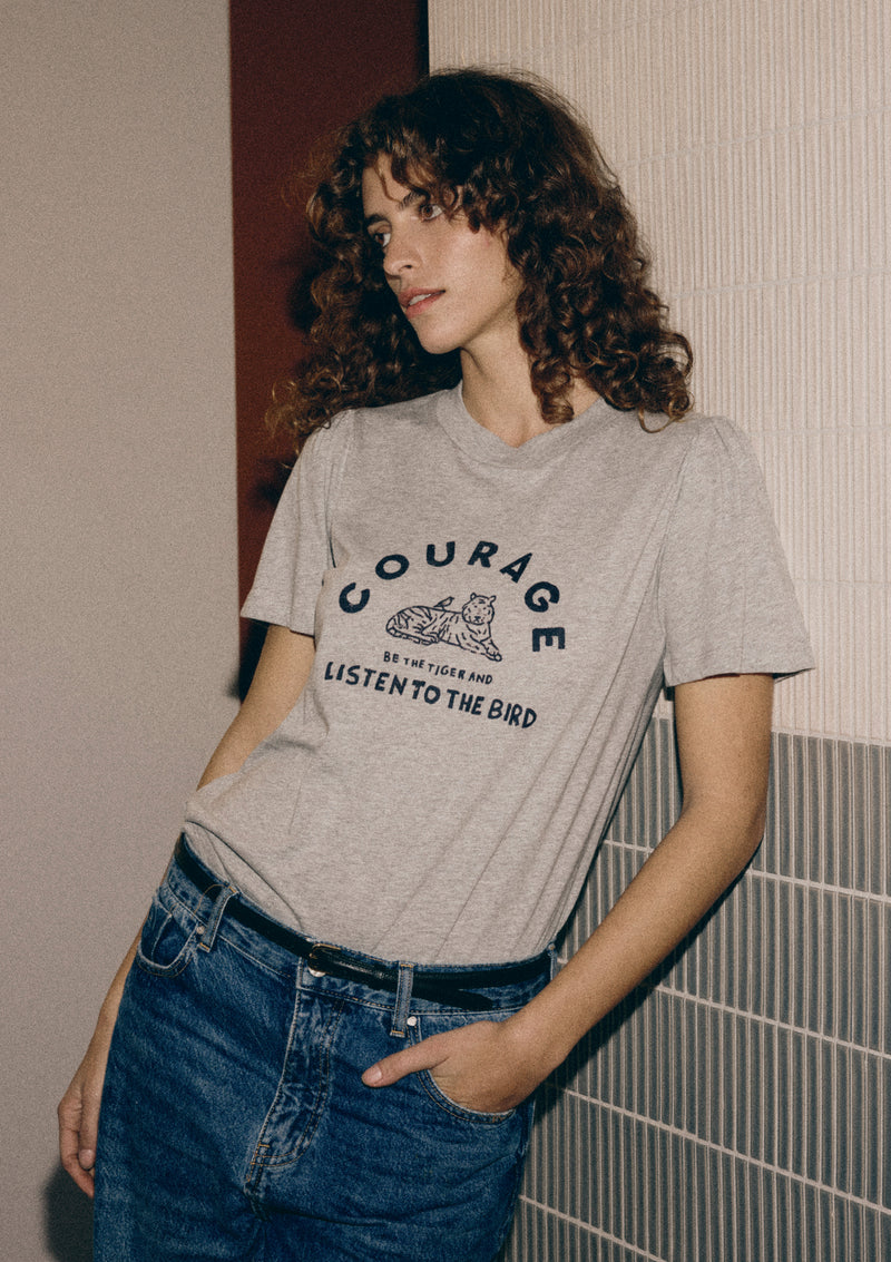 COURAGE. FAIT MAIN T SHIRT IN LIGHT GREY