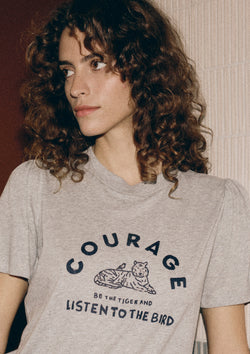 COURAGE. FAIT MAIN T SHIRT IN LIGHT GREY