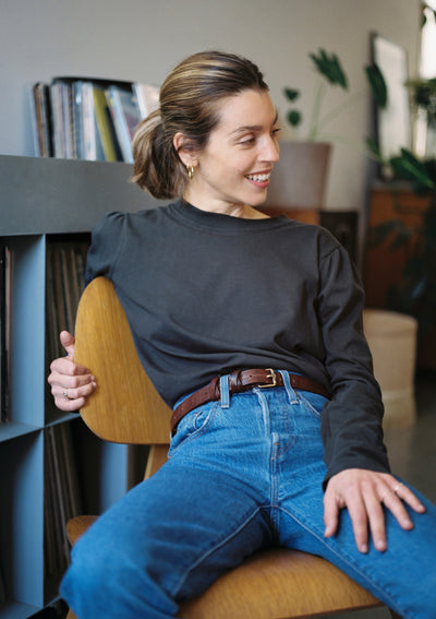 CHARM T SHIRT IN CHARCOAL