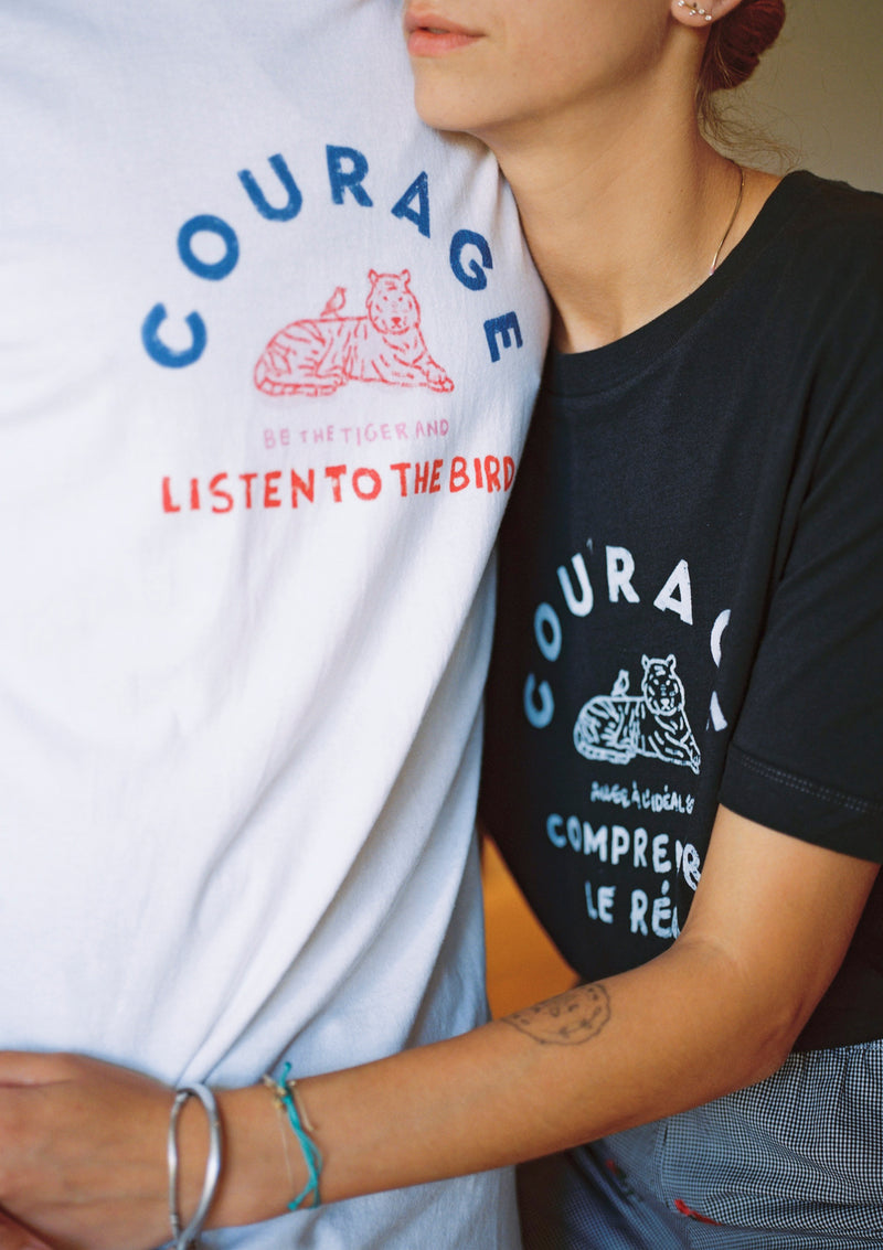 COURAGE. FAIT MAIN GIRL T SHIRT IN GRAPHITE