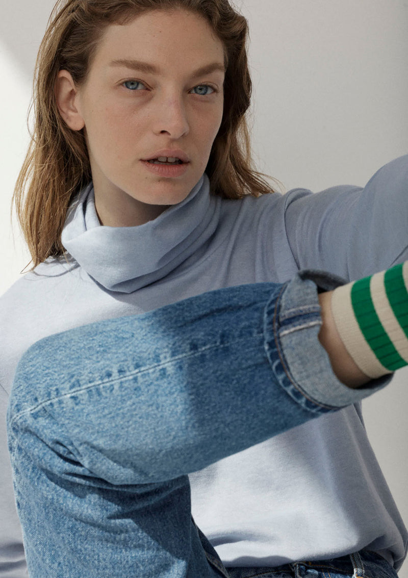 THE KISS TURTLENECK IN FROSTED BLUE